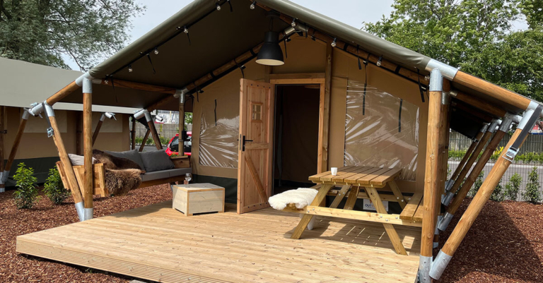 Terras met picknicktafel bij glampingtent 4 personen - Waterherberg it Beaken