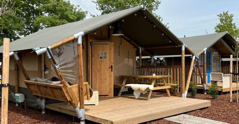 Zijaanzicht terras glampingtent 4 personen - Waterherberg it Beaken