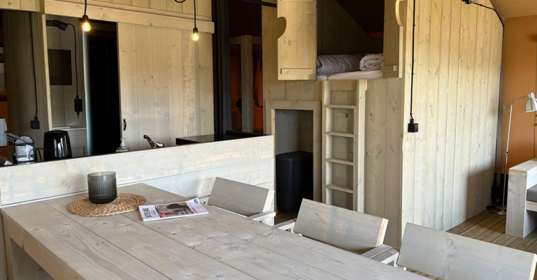 Binnenaanzicht van glampingtent 6 personen - Waterherberg it Beaken