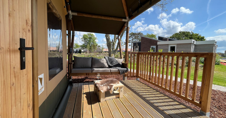 Loungebank op terras van glampingtent 6 personen - Waterherberg it Beaken