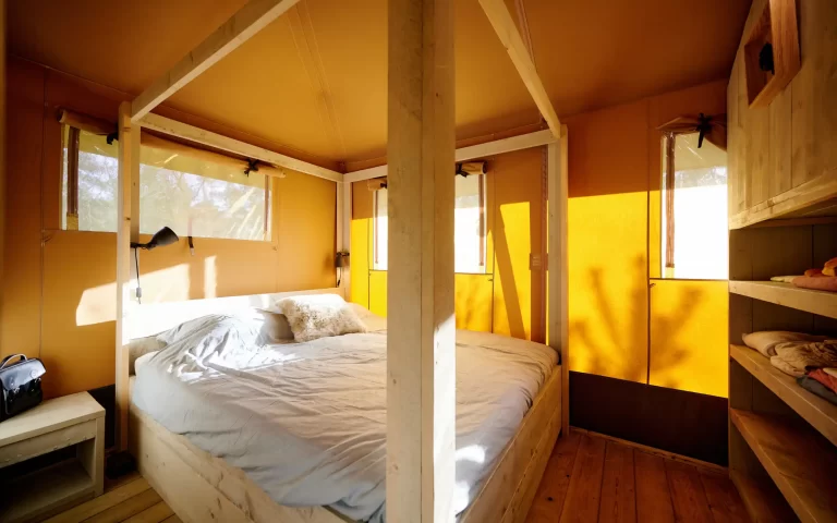 Tweepersoonsbed bij glampingtent 6 personen - Waterherberg it Beaken