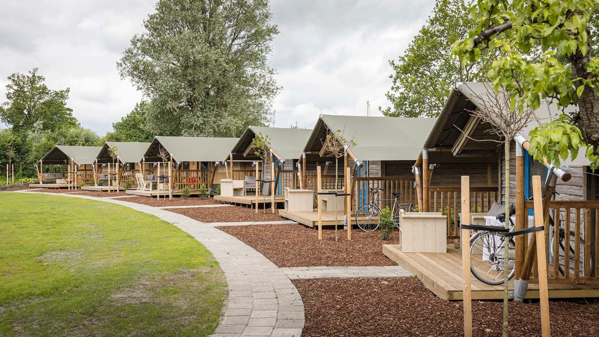 Buitenaanzicht glampingtenten - Waterherberg it Beaken